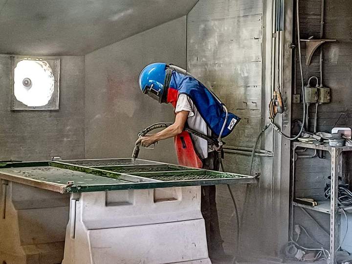 Nous utilisons des techniques avancées pour le décapage de surfaces.